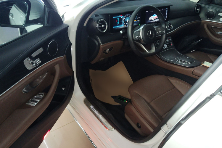 奔驰E级 2020款 改款 E 300 L 运动时尚型中控内饰7003