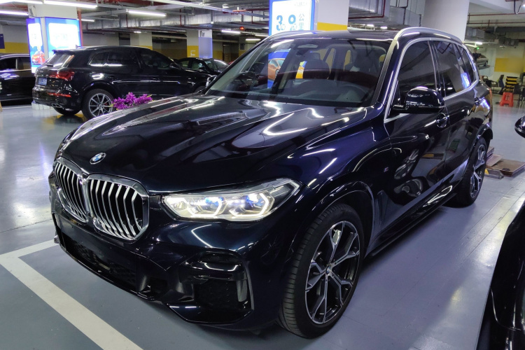 宝马X5(进口) 2022款 xDrive40i 尊享型 M运动套装车身外观1