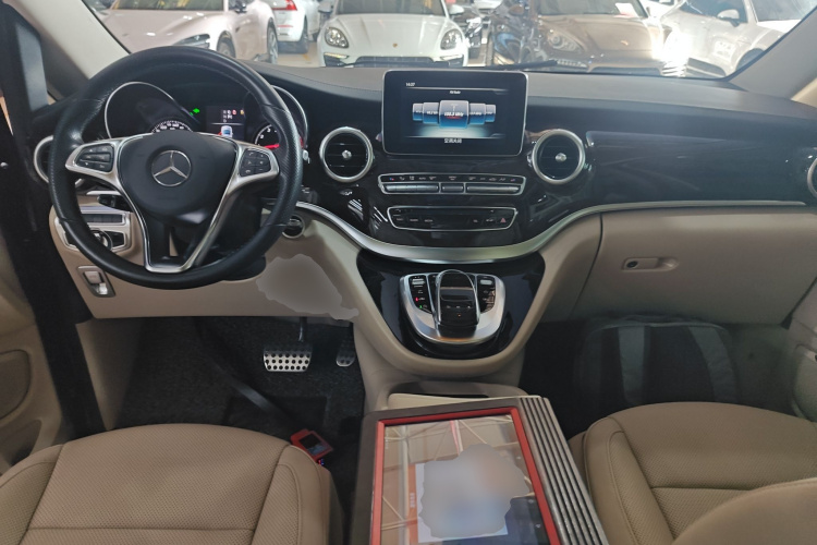 奔驰V级 2018款 V 260 L 尊贵加长版 国VI中控内饰12