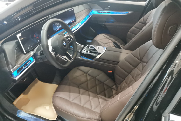 宝马7系 2023款 735Li M运动套装局部细节19