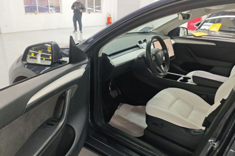特斯拉 Model Y 2022款 后轮驱动版中控内饰7003