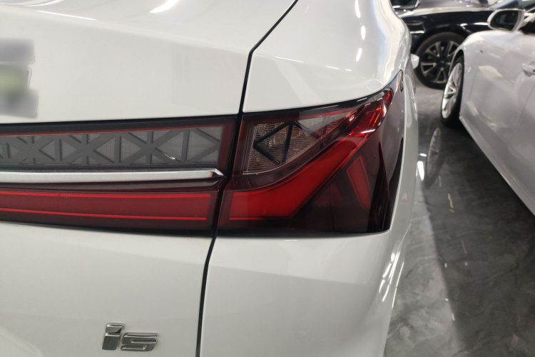 荣威i5 2023款 1.5L CVT尊荣版车身外观6001