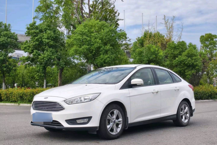 福特 福克斯 2017款 三厢 1.6L 手动舒适型智行版车身外观1