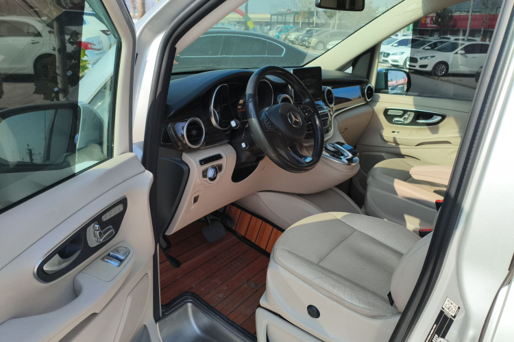 奔驰V级 2016款 V 260 领航版中控内饰20