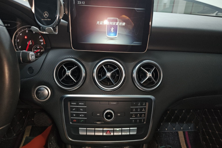 奔驰A级(进口) 2018款 A 200 动感型局部细节16