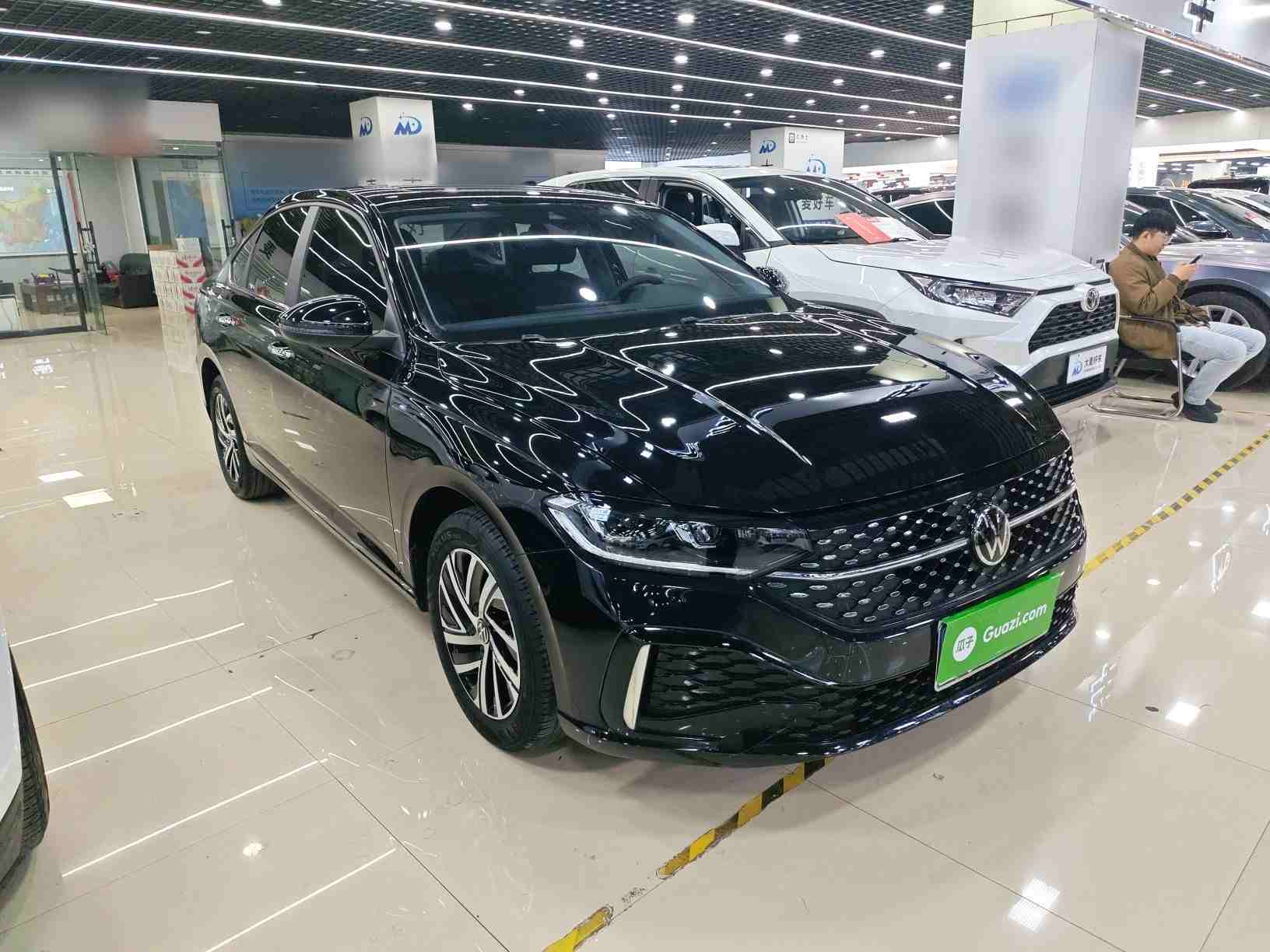 车辆右前45度外观展示
