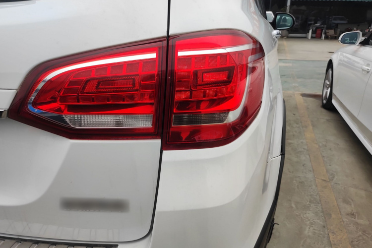 哈弗H6 2015款 改款 运动版 1.5T 手动两驱精英型车身外观9