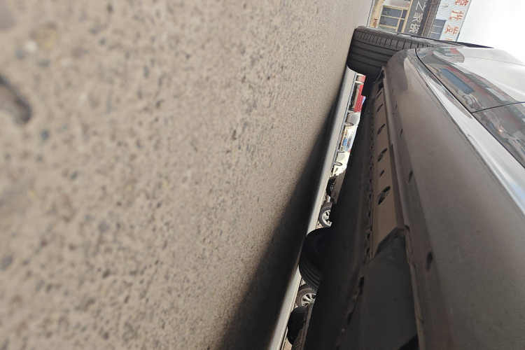 鸿蒙智行 问界M5 2022款 增程四驱性能版机舱底盘30