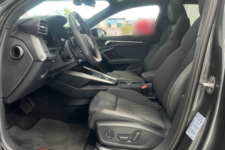 奥迪A3 2024款 A3L Limousine 35 TFSI RS套件燃速型中控内饰7006