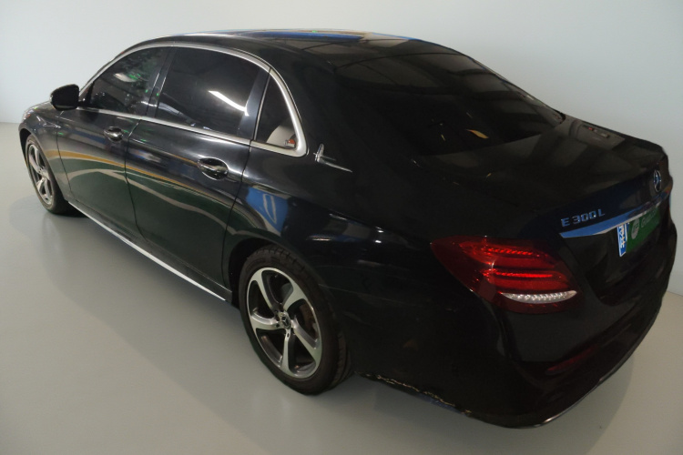 奔驰E级 2019款 E 300 L 运动豪华型车身外观5