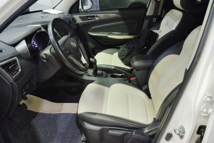 长安CS35 2017款 1.6L 手动豪华型局部细节19