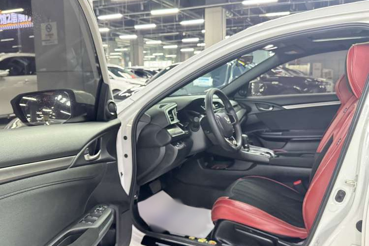 本田 思域 2021款 HATCHBACK 220TURBO CVT新锐控中控内饰7001