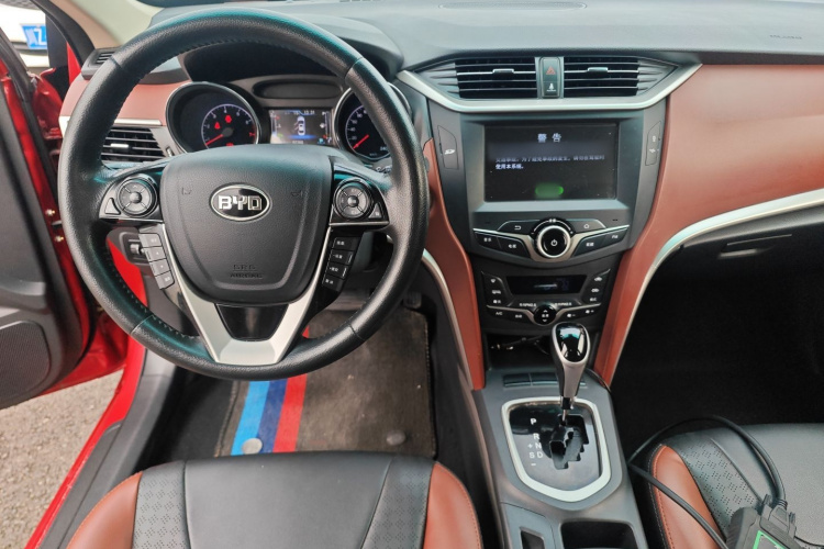 比亚迪G5 2014款 1.5TID 自动旗舰型中控内饰12