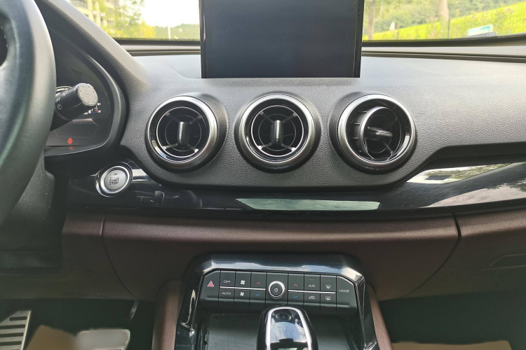 魏牌 VV7 2017款 2.0T 旗舰型中控内饰7003