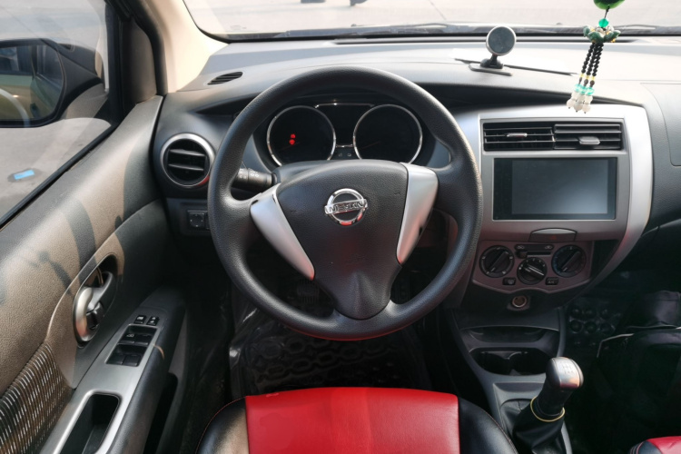 日产 骊威 2013款 劲锐 1.6XV 手动豪华版中控内饰13