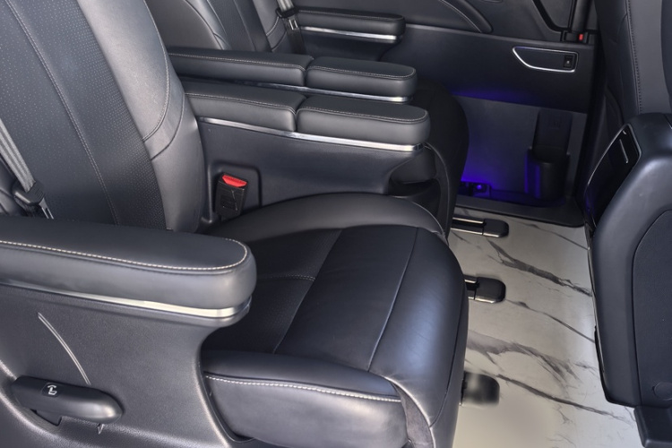 广汽传祺 传祺M8 2023款 领秀系列 390T 尊贵版车身外观6012