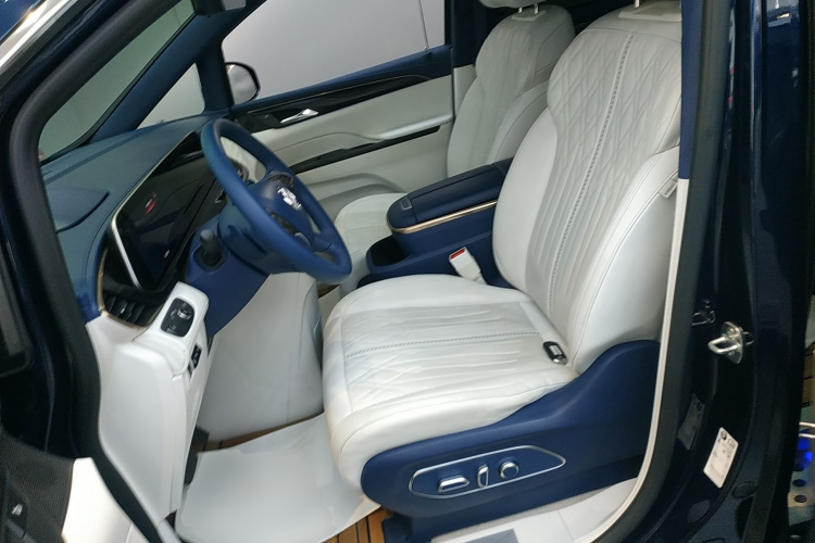 别克GL8 2020款 Avenir艾维亚 四座尊礼版中控内饰19