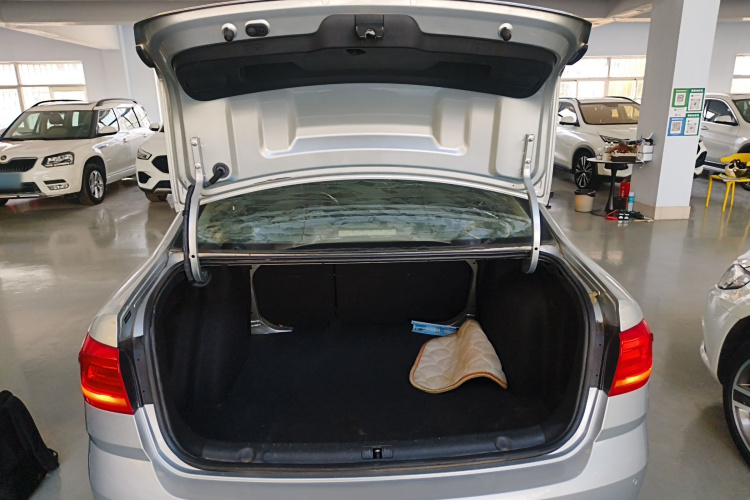 大众 朗逸 2015款 1.6L 自动舒适版机舱底盘23