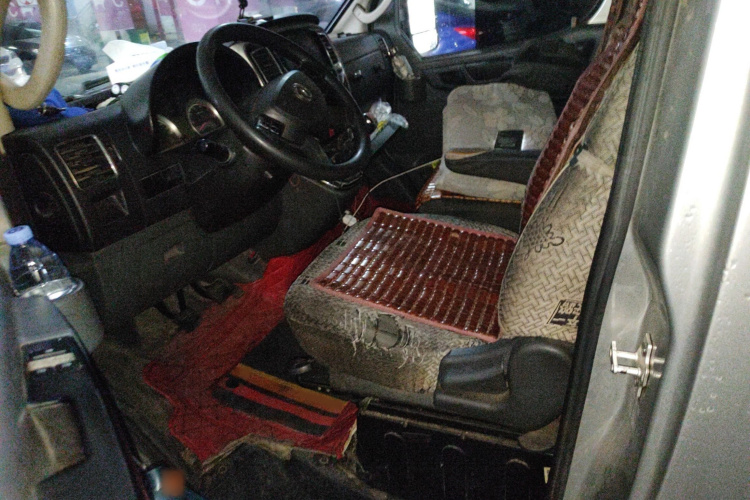 东风御风 御风 2021款 2.0T动力王前驱物流车长轴中顶6-9座国VI ZD20局部细节19