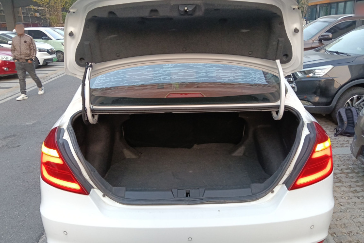 吉利汽车 帝豪 2017款 三厢百万款 1.5L 手动豪华型机舱底盘23