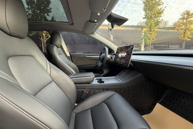 特斯拉 Model Y 2022款 改款 长续航全轮驱动版中控内饰7006