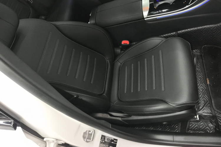 奔驰C级 2022款 C 260 L 皓夜运动版局部细节41