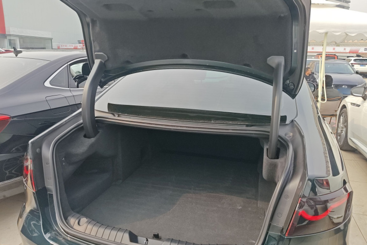 捷豹XFL 2024款 2.0T P250 两驱尊享豪华版机舱底盘23