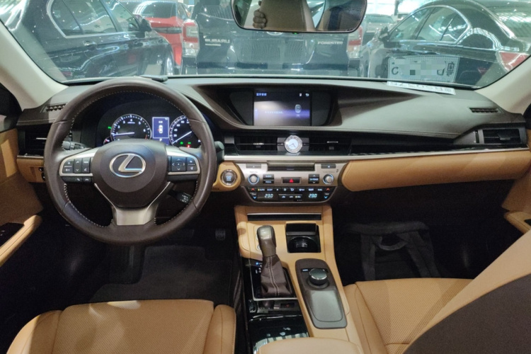 雷克萨斯ES 2015款 200 精英版中控内饰12