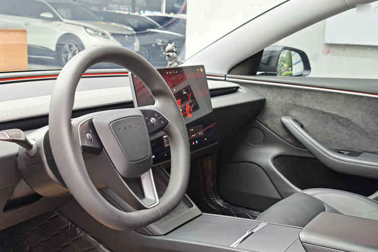 特斯拉 Model 3 2023款 长续航全轮驱动版中控内饰7001
