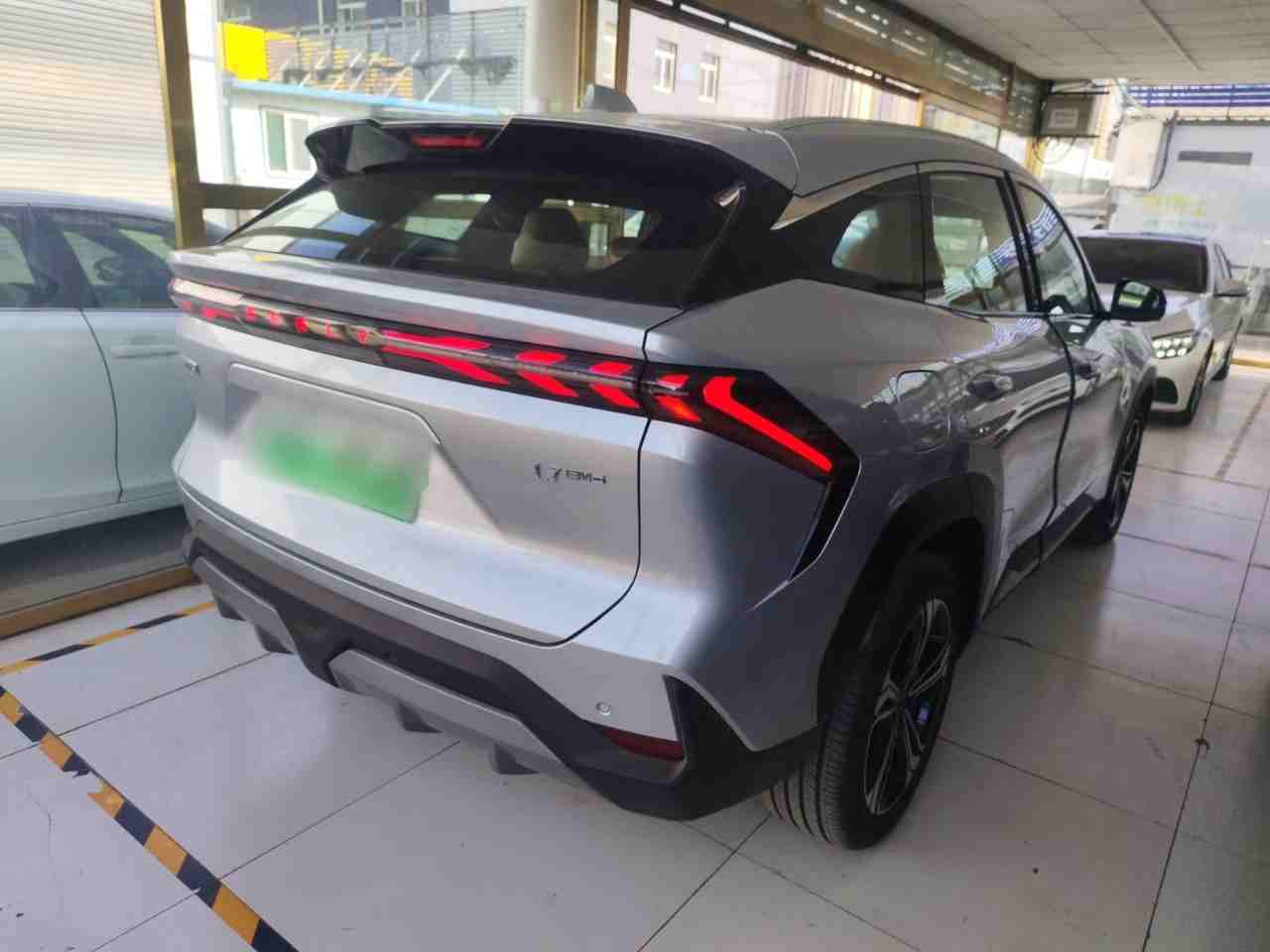 车辆右后45度外观展示