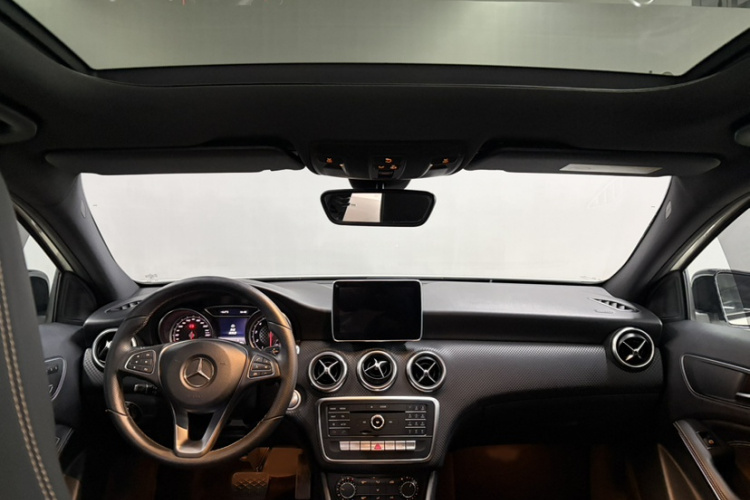 奔驰A级(进口) 2016款 A 200 时尚型中控内饰7003