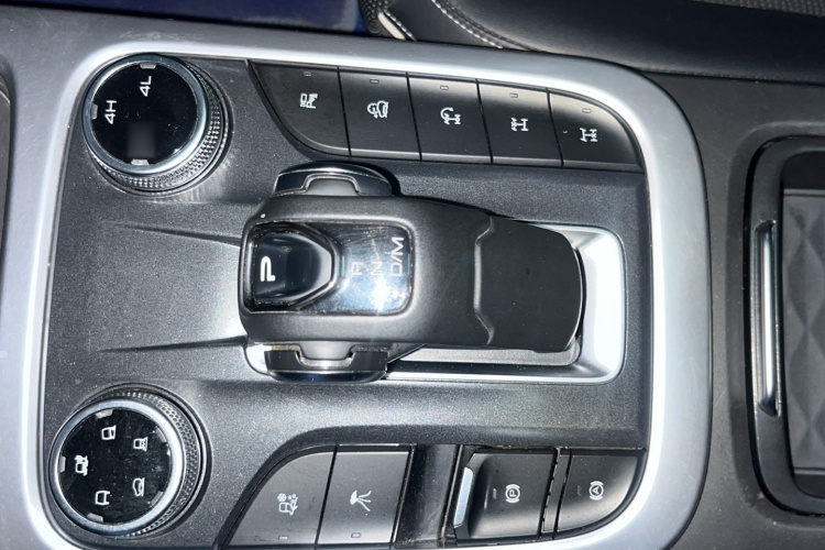 坦克300 2021款 越野版 2.0T 征服者中控内饰7004