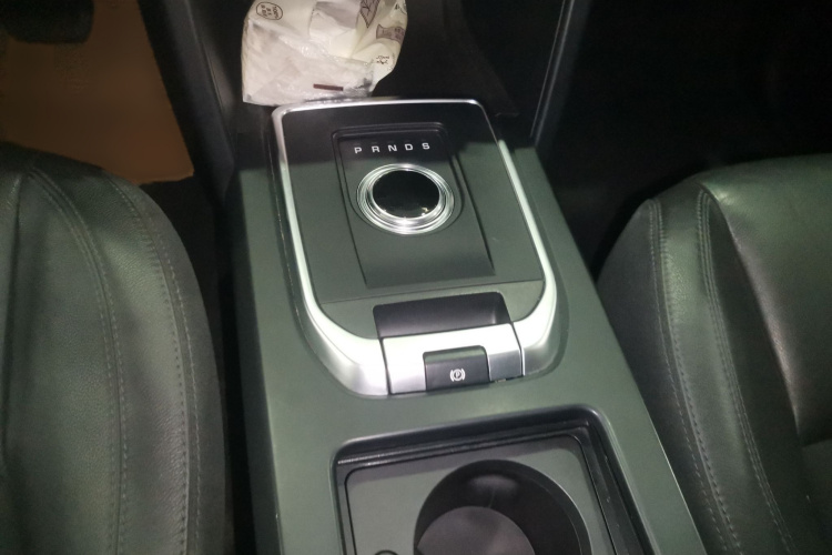 路虎 发现神行 2017款 2.0T PURE局部细节18