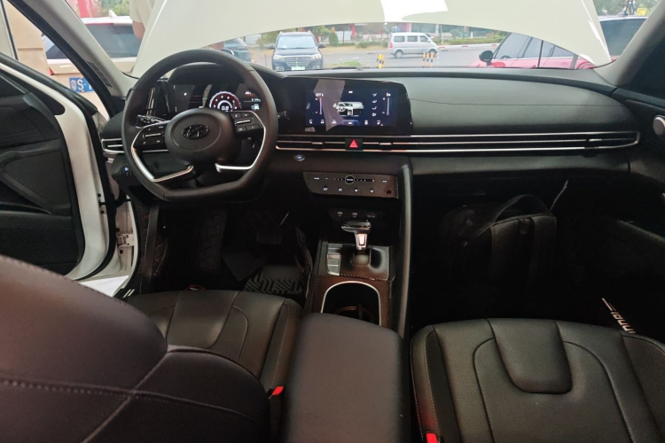 现代 伊兰特 2022款 1.5L CVT LUX尊贵版中控内饰7002