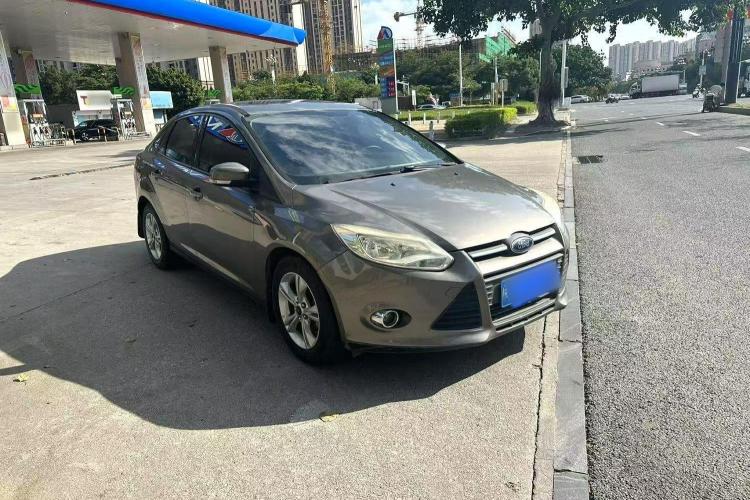 福特 福克斯 2012款 三厢 1.6L 自动风尚型车身外观3