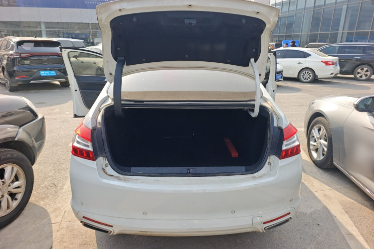 标致408 2016款 1.6T 自动豪华版机舱底盘23