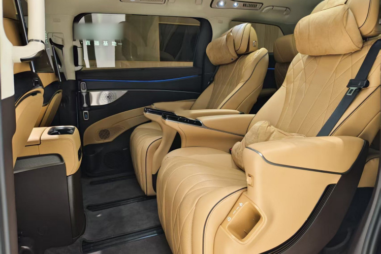 腾势D9 2024款 DM-i 980 四驱旗舰型中控内饰7005