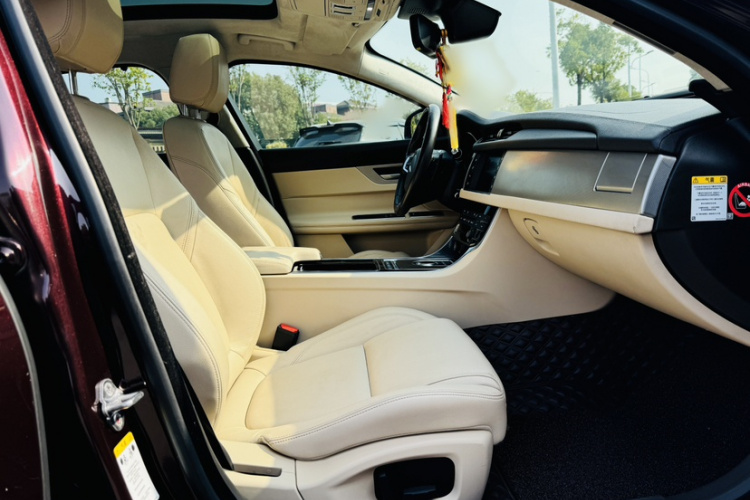 捷豹XFL 2018款 XFL 2.0T 200PS 精英版局部细节41