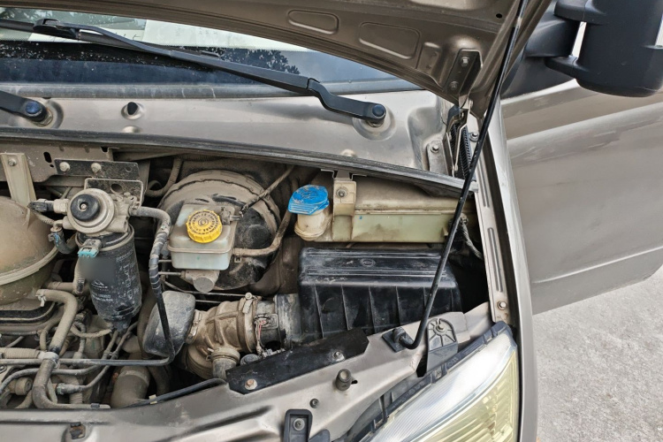 上汽大通MAXUS 新途V80 2017款 2.5T 5挡手动傲运通国IV短轴超低顶5/6/10座局部细节9007