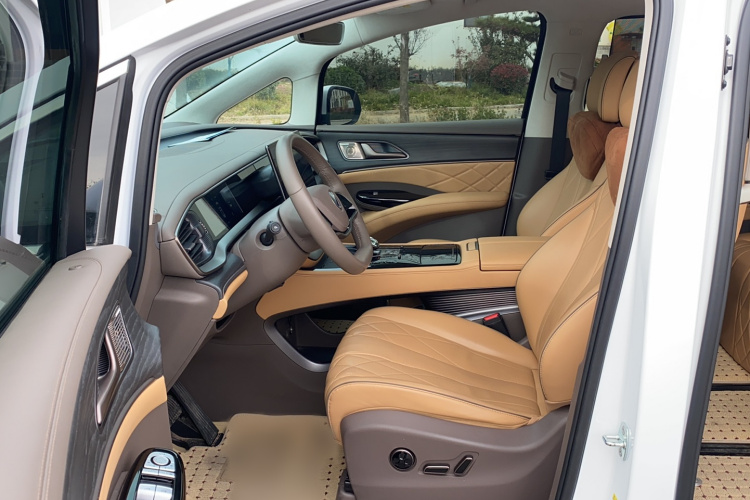 腾势D9 2022款 DM-i 970 四驱旗舰型中控内饰7004