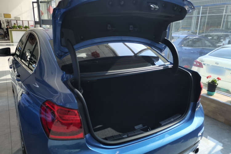 宝马1系 2018款 120i 设计套装型机舱底盘23