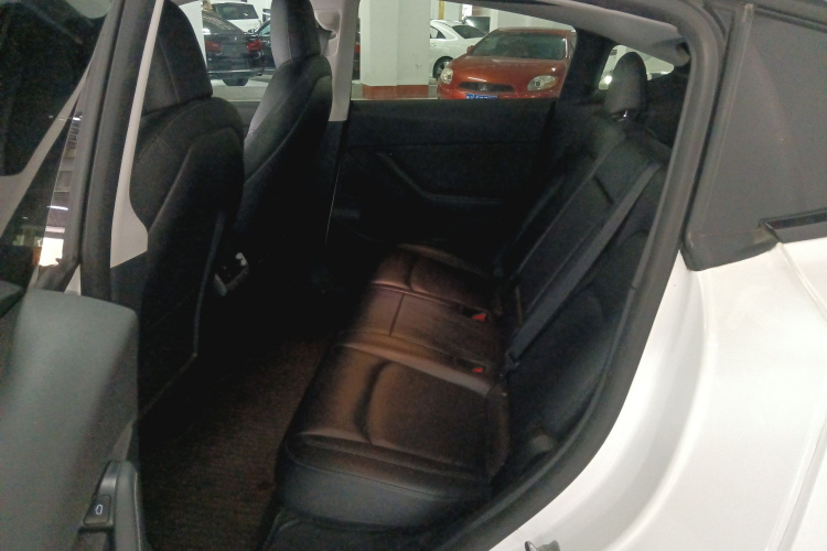 特斯拉 Model Y 2021款 长续航全轮驱动版中控内饰7004