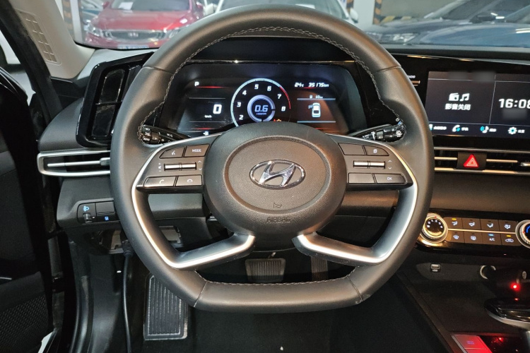 现代 伊兰特 2022款 1.5L CVT GLX精英版中控内饰13