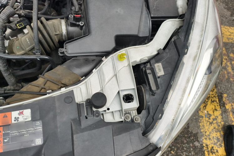 福特 福克斯 2017款 两厢 1.6L 手动舒适型智行版局部细节9007