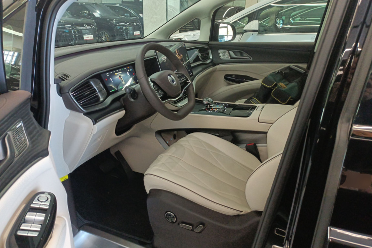 腾势D9 2024款 DM-i 980 四驱尊荣型中控内饰19