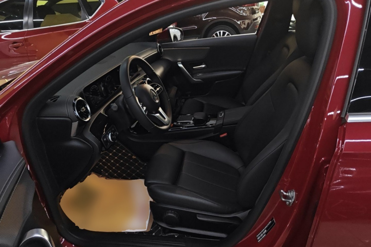 奔驰A级 2020款 改款 A 180 L 运动轿车特殊配置中控内饰19