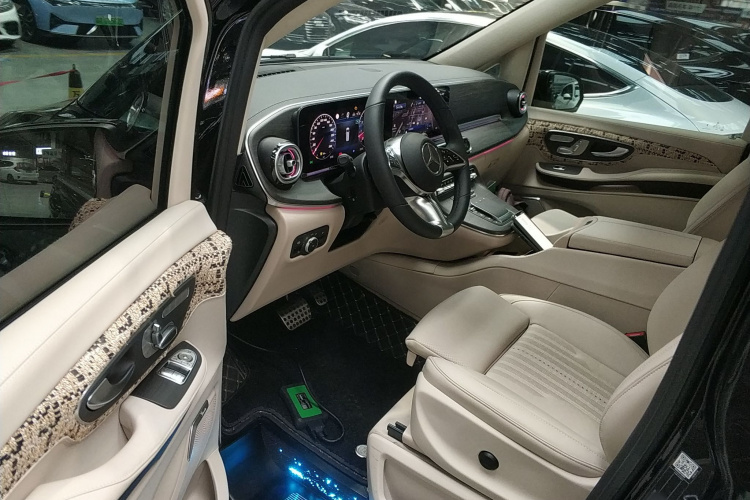 奔驰V级 2024款 V 300 L 长轴距尊贵版中控内饰20