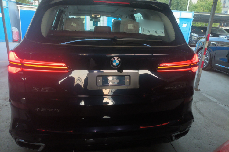 宝马X5 2023款 xDrive 30Li 尊享型M运动曜夜套装车身外观6004