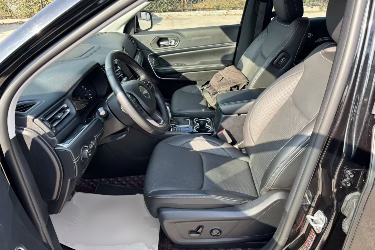 Jeep 指挥官PHEV 2020款 2.0T 插电混动臻享版中控内饰19