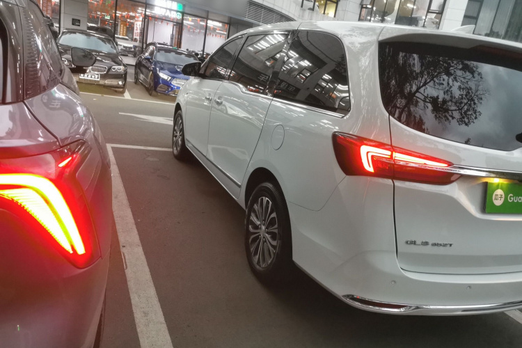 别克GL8 2022款 陆上公务舱 652T 豪华型车身外观4